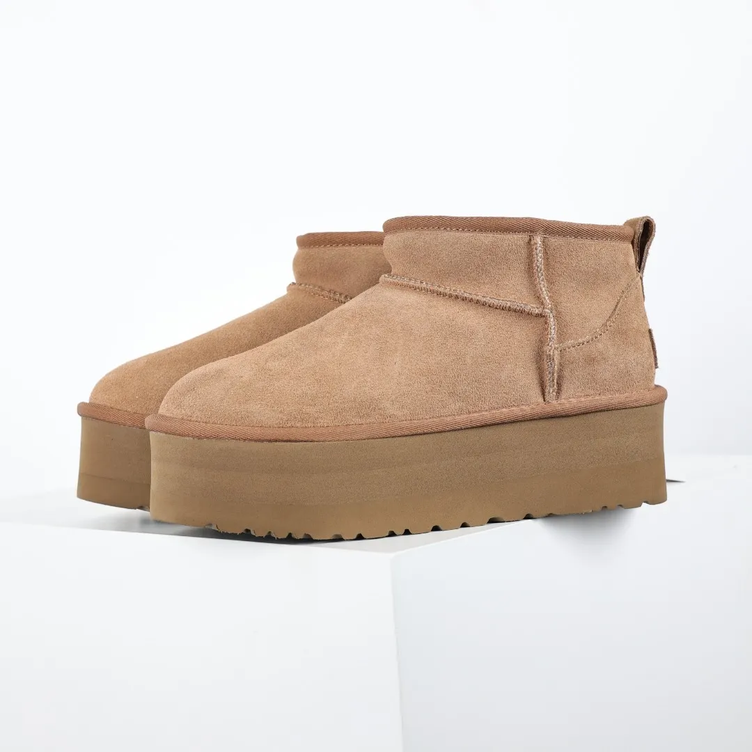 Pick up locally 💰560 Core recommended good price In the new year, uug launched a series of styles, which are partially geared towards the preferences of young consumers and have also moved to the forefront of fashion trends. Shoe body material: water-repellent coated suede upper, 17mm UGGPURE™ implantable wool insole, lightweight non-slip and comfortable rubber outsole, with brand LOGO and trademark, with full packaging Size: 35 36 37 38 39 40